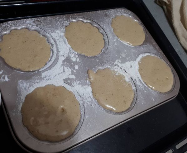 將麵糊平均放入烤模內 輕敲機次把氣泡敲出來 再放進烤箱170度烤15-17分鐘就完成了