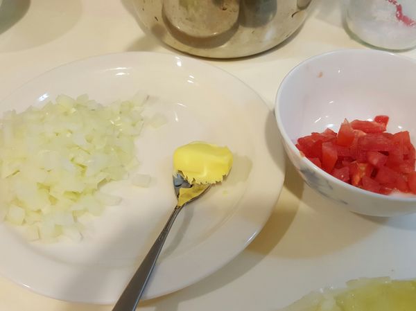 準備茄汁炒飯的食材