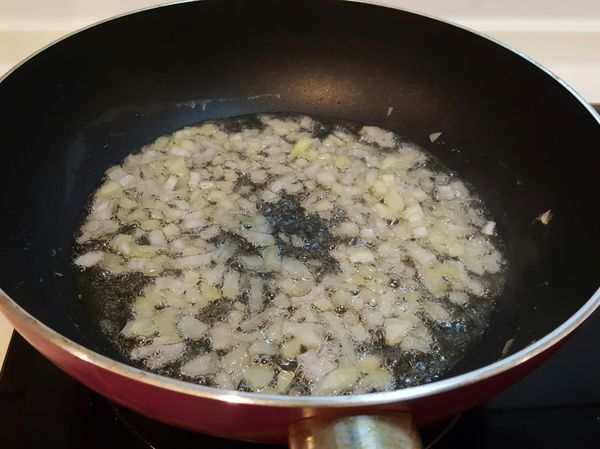 洋蔥放入油鍋裡過油