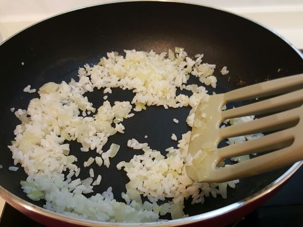 將飯跟洋蔥放入鍋裡炒（洋蔥已有油不需再加油）
