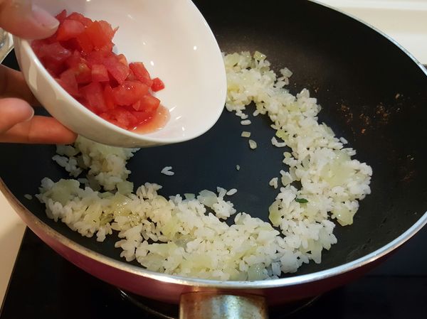 飯推至旁邊，將蕃茄丁放進去鍋中