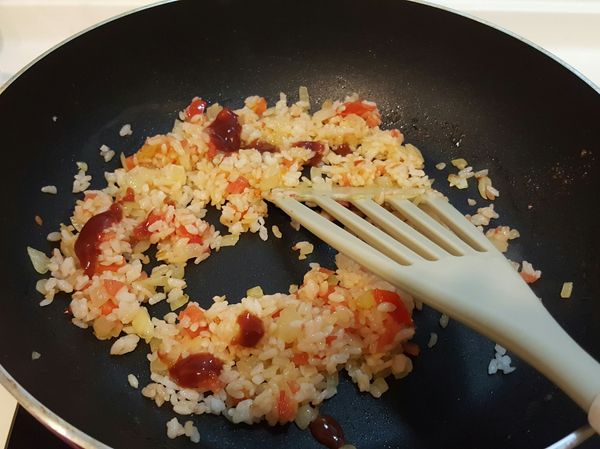 先將奶油跟蕃茄拌炒，再將飯跟蕃茄拌炒至一起，最後加入蕃茄醬及黑胡椒拌炒。