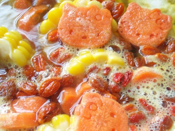 粟米+萝卜切片 +枸杞 加入汤锅 然后煮至粟米和萝卜熟了 加入调味料 再煮个3分钟 关火 加入芫荽(切碎)
就可以上桌了