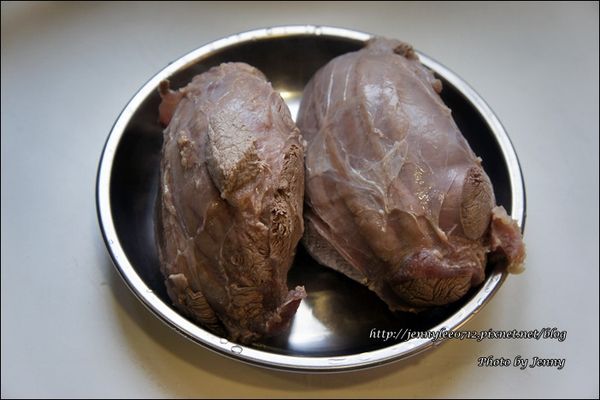 汆燙後的牛腱肉用冷水洗淨並去除血污部份。