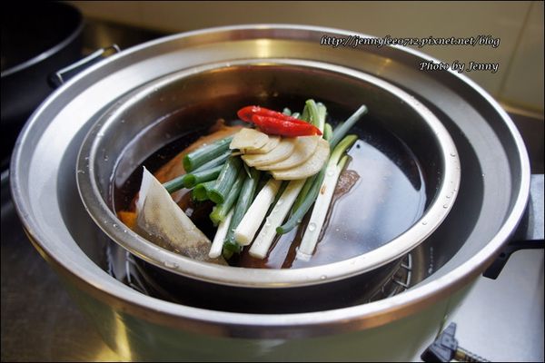 將牛腱、青蔥、薑片（5片）、辣椒、水、滷包、調味料加入電鍋內鍋，外鍋加4杯水（份量外），蓋上鍋蓋按下開關，待開關跳起續燜15分鐘取出。