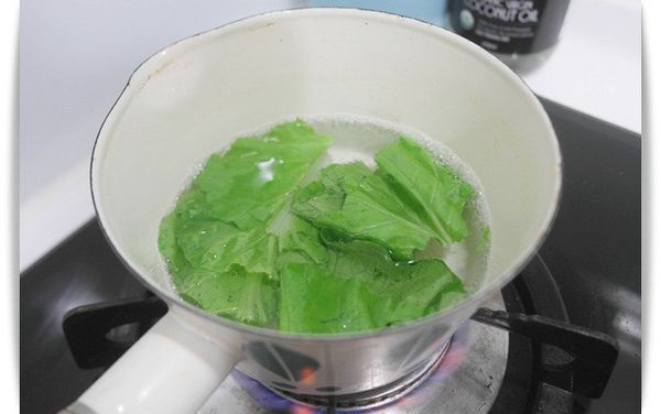 先將小白菜葉洗淨煮軟後切碎備用。