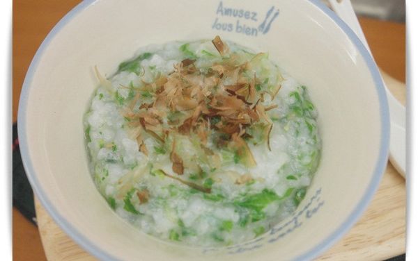 不需調味就有鮮味的「小白菜柴魚粥」真的很適合寶寶吃，要是剛好沒有肉、魚或豆腐的時候，簡單的柴魚片就能攝取到蛋白質，不僅是營養滿滿味道也是很迷人 ❤