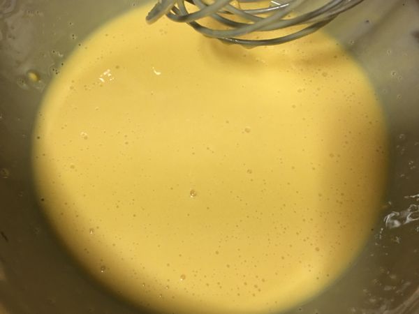 備齊所有材料。
起士片切絲、蛋黃蛋白分開。
使用的若為可分離的烤模，需於烤模外包上一層烘焙紙或鋁箔紙。
鮮奶+無鹽奶油+起士片+細砂糖30g，隔水加熱至完全融化。