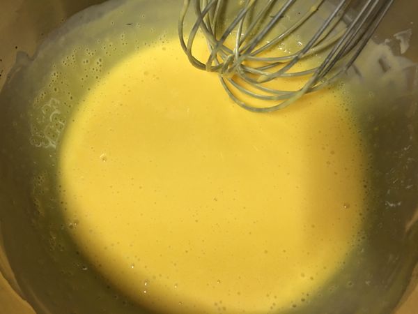 待起士糊稍稍冷卻後，加入蛋黃拌勻。