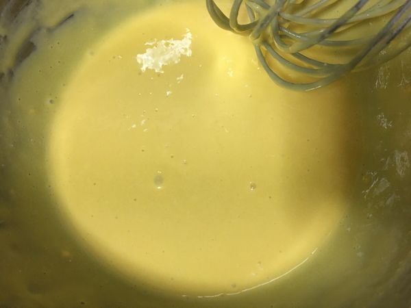 低粉過篩加入，拌勻成無粉狀麵糊。
勿攪拌過度，以免出筋。