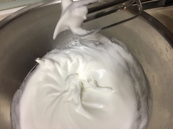 烤盤注入熱水，烤箱預熱160度。
蛋白稍微打出粗泡，細砂糖分次加入，打至溼性發泡。(打蛋器提起，呈現小彎勾)