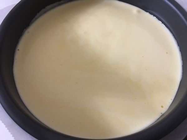 先取1/3蛋白霜與蛋黃糊拌勻，再將剩餘的蛋白霜與蛋黃糊拌勻。
以切拌方式拌勻，動作要輕而快，以防消泡。
倒入烤模，輕震兩下，震出氣泡。