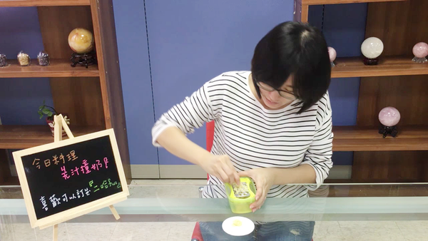 接著用濾網將薑泥押出汁來，放旁邊備用