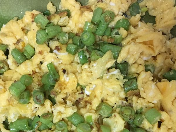 將敏豆切成如照片的大小
接著鍋中倒入少許油 將豆子倒入拌炒 再灑一點鹽巴