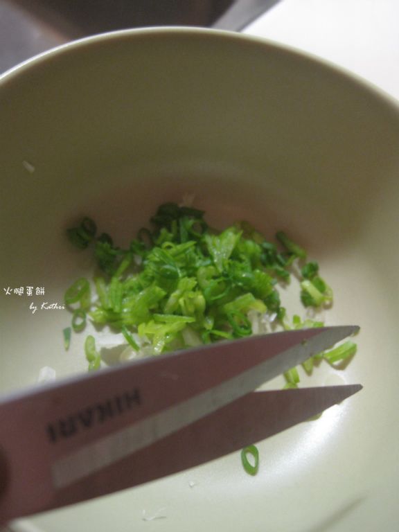 把青蔥「剪」成蔥花。用剪的速度比較快。蔥花如果想要有香味，就不能偷懶一次剪太多，現剪的蔥花比較有味道喔～