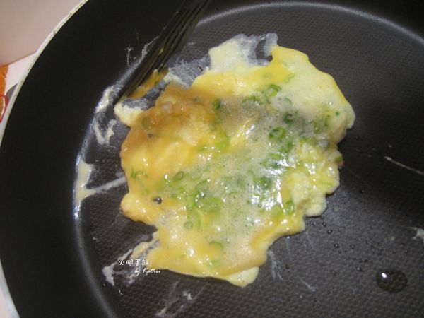 加一點點的油，開中小火，蛋汁下鍋。如果家裡沒有剛好大小的平底鍋，就必須快速的把蛋撥成適當大小的圓形。