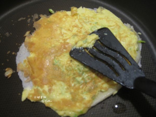 見好就翻！如果蛋太熟的話等下捲起來就黏不住了！