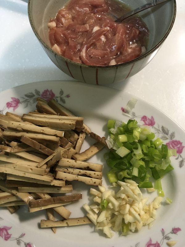 蔥花、蒜末、豆干切3小片再切絲備用，肉絲先用醃料醃ㄧ下。（要照順序放，每放ㄧ樣就要拌勻再放下ㄧ個）