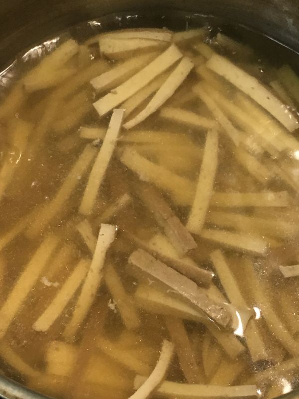 湯鍋先放，水、鹽2小匙、醬油1大匙煮滾後，放入豆干絲先煮熟煮軟後拿起來備用