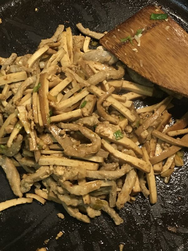 起油鍋，放1大匙油，熱油後，放入肉絲炒7分熟後撥旁邊，放入蔥、蒜炒香後再拌炒一起後，放入豆干絲拌ㄧ下後。加入醬油2大匙和胡椒粉後拌炒到肉絲熟了，最後起鍋前加入1大匙米酒嗆ㄧ下鍋後，就可以了