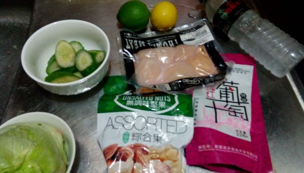 說明食材如上。偶爾逛一下愛料理市集，買食材，難得發現有小包生食干貝，加上冰箱庫存無調味綜合堅果，葡萄乾，來做溫沙拉。