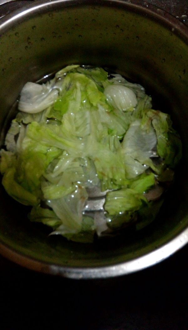 脆綠沙拉【美生菜，小黃瓜。洗淨沖冷開水
後，倒掉。放冰箱冷藏。後用紙巾獰乾讓它冰涼脆脆感，可冷藏加冰塊。