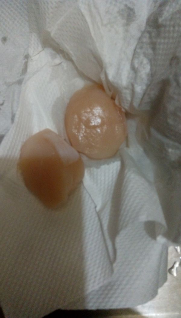 用紙巾把生食干貝壓乾出水份，比較好煎。