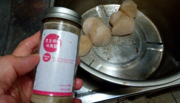 加入玫瑰鹽胡椒粉，玫瑰鹽。醃一下。