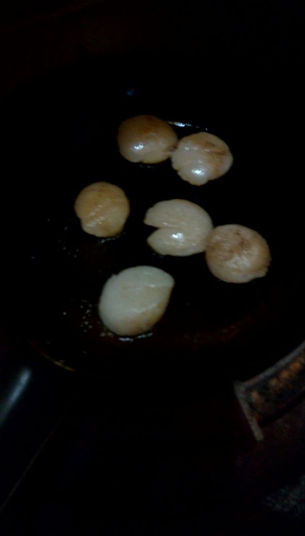 起鍋讓平底鍋遇熱，加入橄欖油放入步驟４，煎２０分鐘翻面讓干貝煎熟。看外表以為沒煎熟，煎好放碗真的有熟。