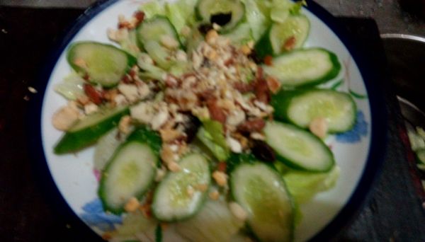 美生菜－》小黃瓜－》壓碎無調味綜合堅果，葡萄乾－》煎好干貝－》淋上油醋檸檬醬－》灑上白芝麻。