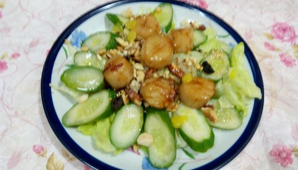 “干貝綜合堅果溫沙拉”即完成。好吃！