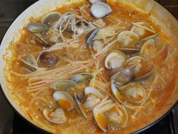 蓋上鍋蓋煮至蛤蜊全開