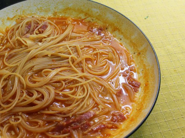 其間打開鍋蓋1次, 翻勻並加水(100~200cc材料外), 避免水份燒乾