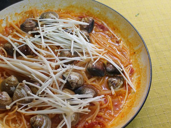 試吃麵條軟硬? 喜歡軟一點可以再煮一下, 放入蛤蜊、金針菇