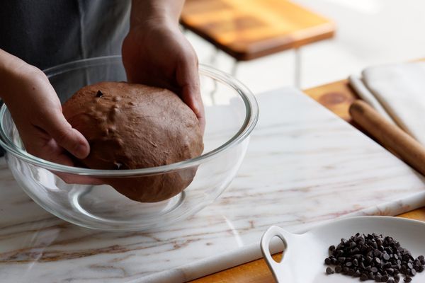 材料揉至麵糰光滑，最後加入室溫軟化的奶油，揉至麵糰拉開會產生薄膜，加入水滴巧克力慢速拌勻。(可參考使用麥典333優雅揉，https://icook.tw/recipes/168240)。