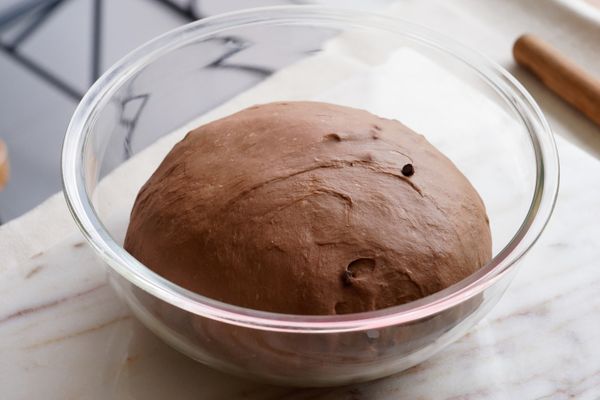 在室溫下進行基本發酵，時間約60分鐘。可以在麵糰表面 (蓋上濕布或是保-鮮膜防止表面乾皮喔~