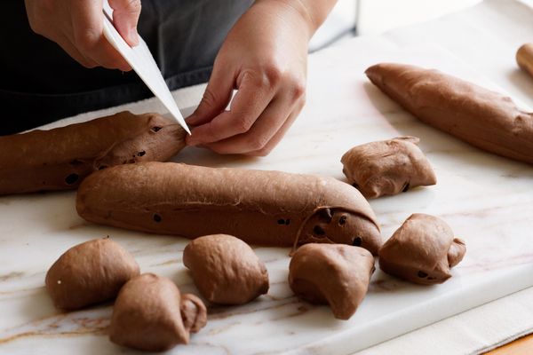 將麵糰進行分割成約50g，約可均分成20顆。