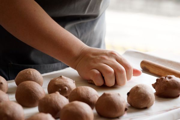 將麵糰依序進行滾圓，滾圓完麵糰放在烤盤上去最後發酵。