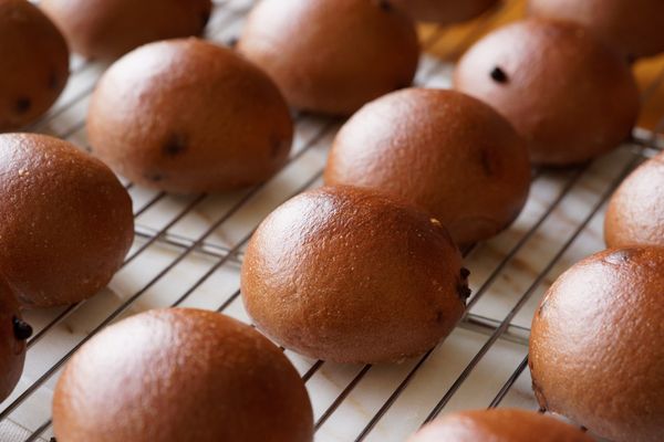 入爐烤焙，以上/下火 210/180℃ 烤10分至表面與底部呈現咖啡微焦上色，出爐囉！。