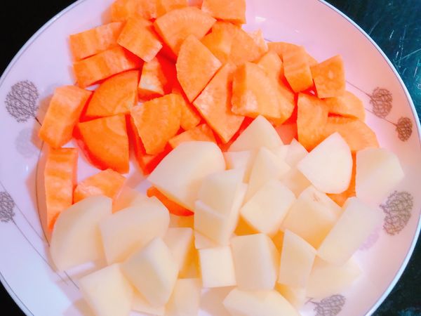 紅蘿蔔跟馬鈴薯洗淨後削乾淨在切