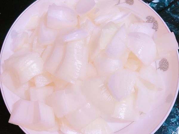 洗淨後洋蔥也切ㄧ切（有蛙鏡的話戴著切比較舒服）