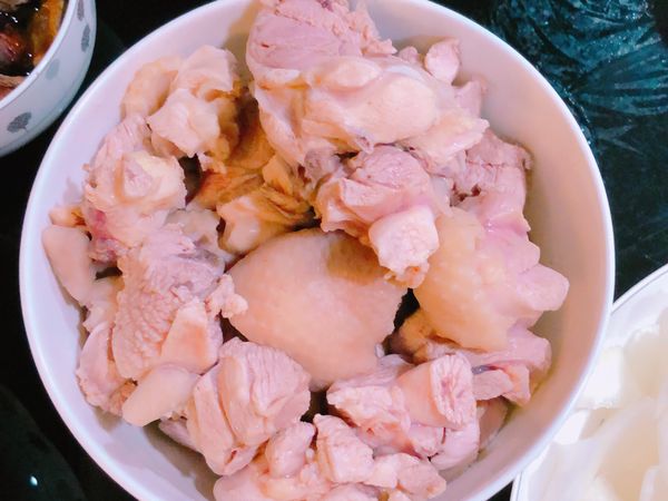 雞腿肉去市場買現切的幫你切好，省麻煩，怕皮的就去皮，用熱水燙過後在用冷水沖ㄧ沖