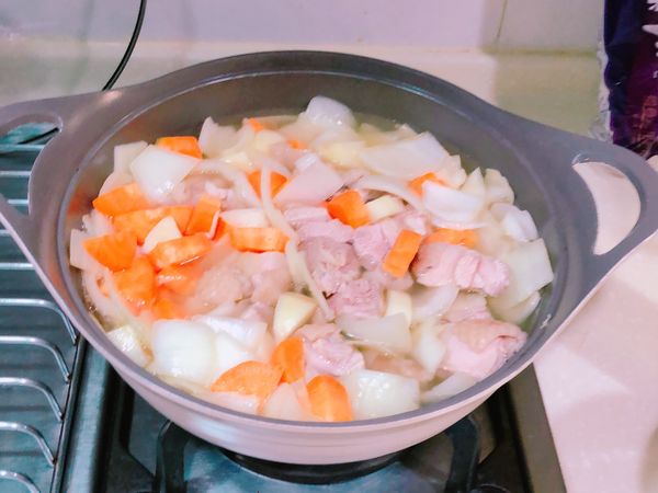 先用點油把洋蔥跟紅蘿蔔丟下去炒一炒～
有洋蔥香味後在把馬鈴薯跟肉丟下去～
之後倒大約800cc的水讓它煮沸滾
等滾後在關至小火蓋上鍋子大蓋10～15分～
最後要倒咖哩塊時看個人口味比例去加輕重～加入時要不停攪拌