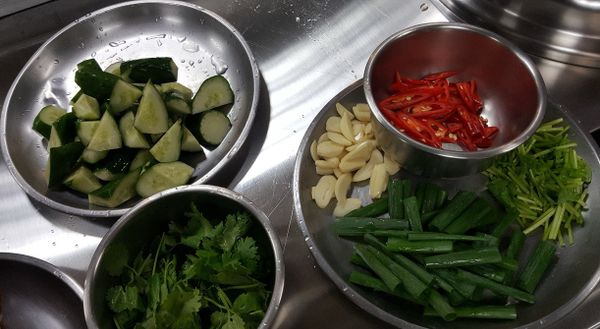 配菜: 小黃瓜切滾刀片, 香菜切小段備用, 小黃瓜過油炸一下撈起瀝油或用鹽醃一下殺青, 再用開水洗淨瀝乾. 辛香料: 大蒜切片, 辣椒切斜片, 蔥切長段.