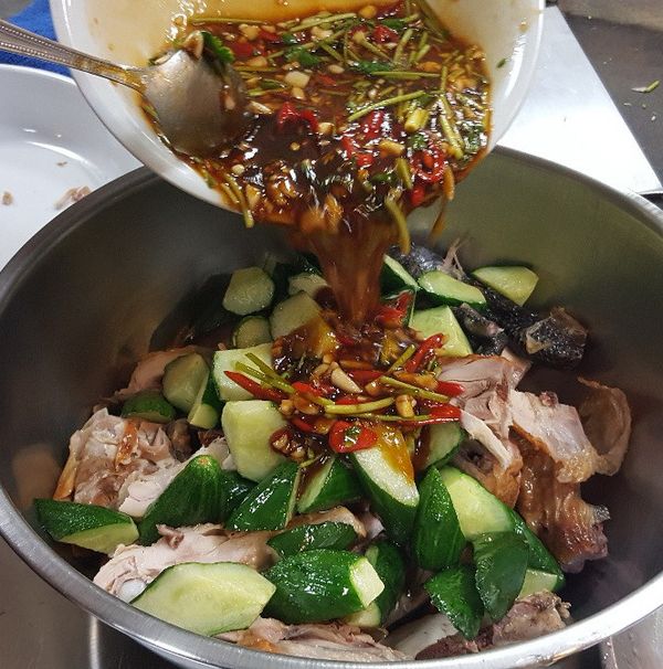 調醬汁 : 蒜末  紅椒末 , 白醋 5大匙, 鎮江醋 1大匙, 糖 5大匙, 醬油 5大匙, 香油 1 小匙, 花椒油 2大匙, 辣油 1大匙, 將醬汁拌均勻,倒入剁好雞塊中拌勻即可