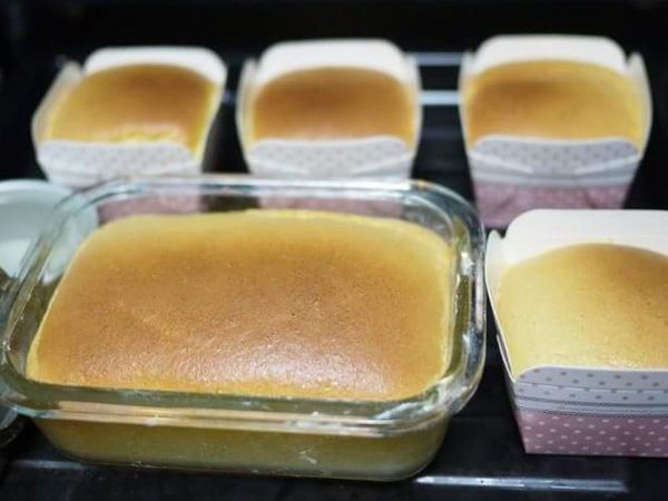 倒入烤盤或紙杯八分滿，放進預熱好的140°c烤箱加水杯烤25分鐘，每台烤箱不同，上色後悶三分鐘分鐘就可以準備取出，插入竹籤沒有沾黏就是烤好了。放涼密封冷藏一夜，備用。