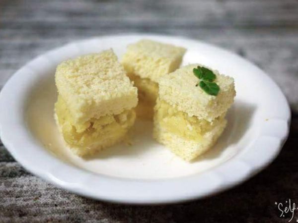 蜂蜜蛋糕取出切薄橫片，抹入厚厚的地瓜餡，再切成適口大小即可享用！