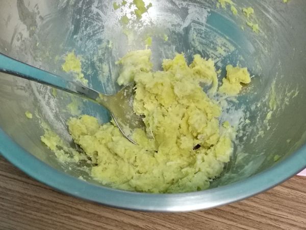 做地瓜餡，地瓜洗淨削皮蒸熟後，取出壓碎，倒入鮮奶油，拌勻成糕狀，備用。