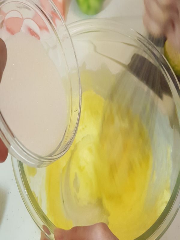 軟化奶油拌至泛白，砂糖分3次倒入拌勻後在將雞蛋一顆一顆加入