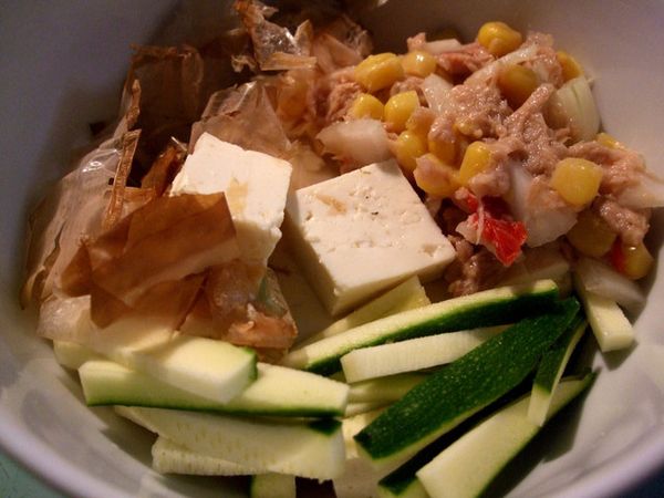 把豆腐切成丁狀，蔬菜們放上去，灑上柴魚片，
再把調好的醬油淋上去就ok！